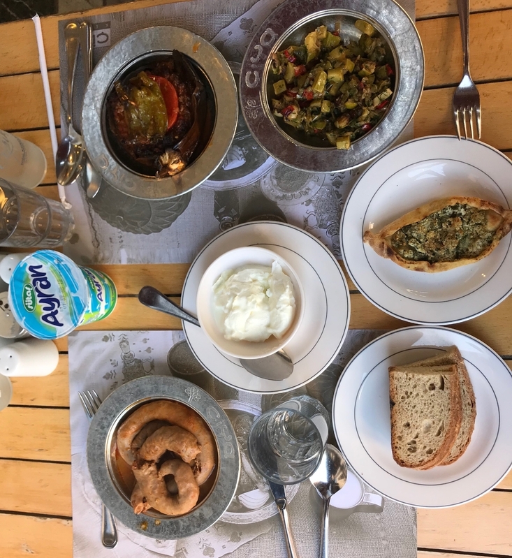 トルコのロカンタ（大衆食堂）で注文した料理（筆者撮影）