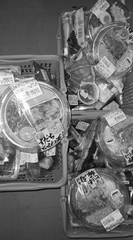 Qさんが捨てた麺類や弁当など（写真：Qさん提供、筆者が白黒加工）