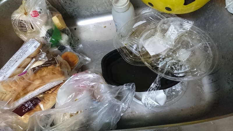 Qさんの自宅の流し。余ったのを食べて、それでも食べきれないものは廃棄する(Qさん提供)