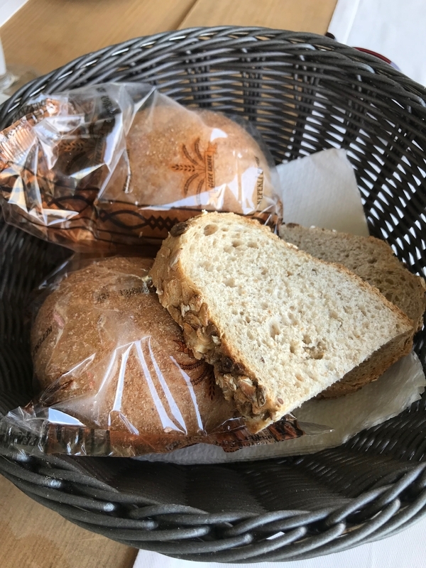 レストランで出されたパン。袋にくるまっているものもある（筆者撮影）