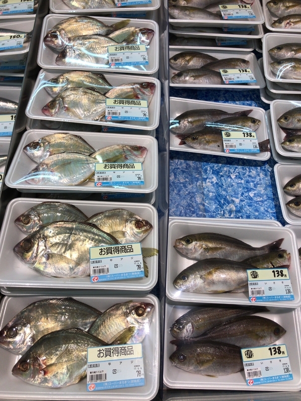 ツヤツヤして目が綺麗で新鮮な魚がお手頃価格で販売されているスーパーまるまつ（2017年6月、筆者撮影）