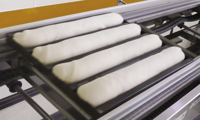 発酵は焼き上がりの質に大きく影響する。温度・湿度・時間が寸分狂わない自動コントロールで穏やかに発酵を進める。生地はふわふわ、成形時の数倍の体積となりオーブンに送られる（ガトーフェスタ ハラダ提供）