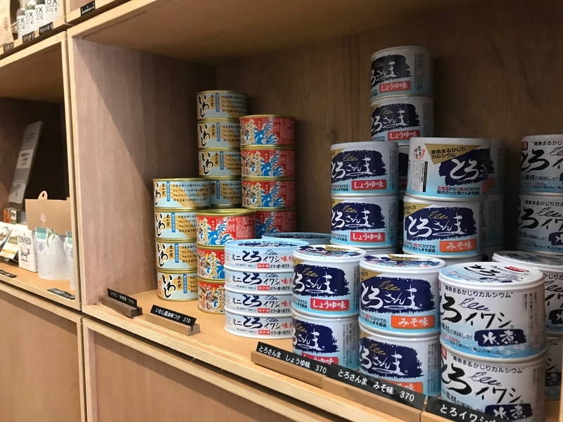 京都市の錦市場そば、カンナチュールの商品棚に並んでいる魚の缶詰（筆者撮影）