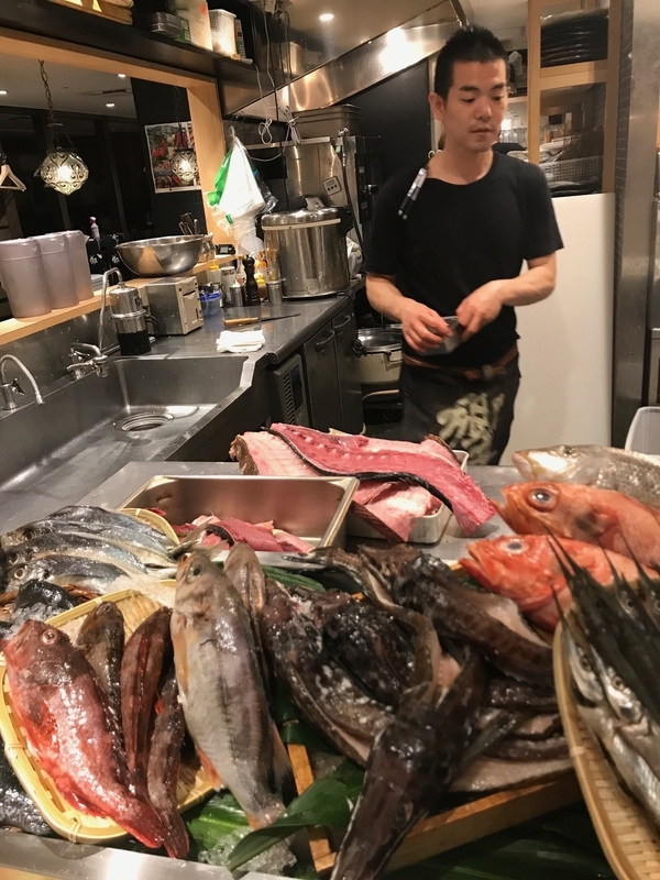 東京・丸の内で規格外など未利用魚を活用しておいしく提供している居酒屋、魚治。開店当初は、何が入ってくるかわからないという状況の中、慣れなくて調理に時間がかかったという（筆者撮影）