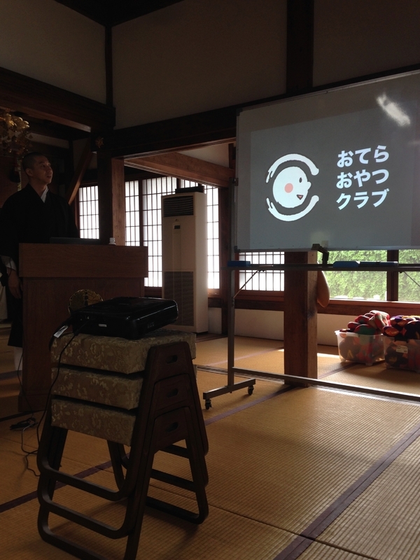 2016年5月、奈良・安養寺でおてらおやつクラブについて筆者に説明する松島靖朗さん（筆者撮影）