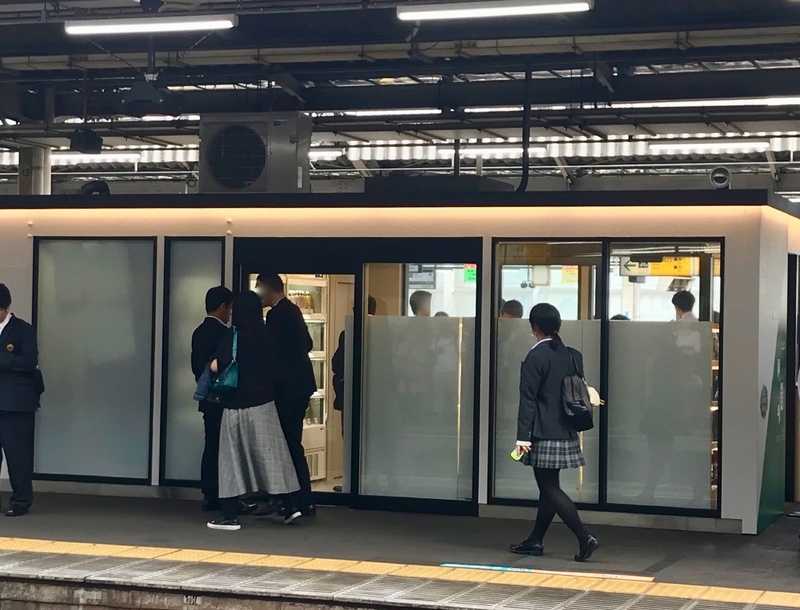 JR赤羽駅5・6番線ホーム上にある無人レジ店舗「TOUCH TO GO」（筆者撮影）