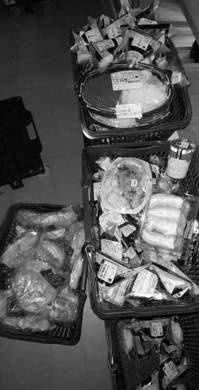 2018年に発生した西日本豪雨の被災地のコンビニで廃棄された食品(オーナー提供、筆者が白黒加工)