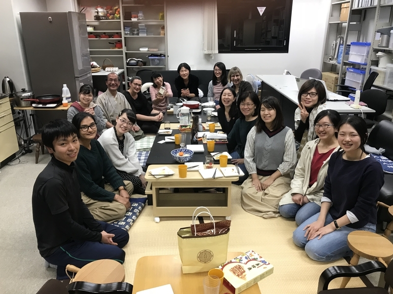 2018年10月28日、京都大学准教授（一番奥、真ん中）の浅利美鈴先生の研究室で開催された懇親会。途中から門川大作市長（手前左から5人目）も参加された（筆者は手前右から6人目。市長秘書撮影）