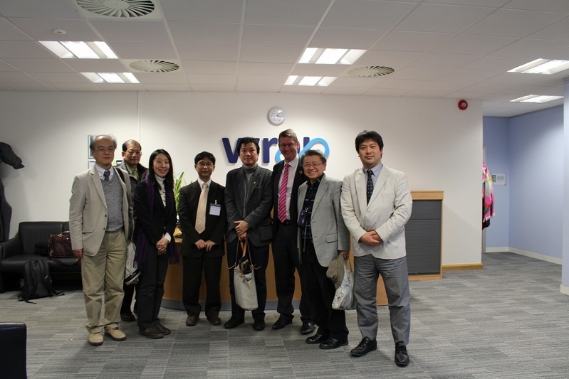 2017年2月、英国のWRAPで山川先生（左から4番目）と筆者（左から3番目）らが偶然お会いした。関係者撮影