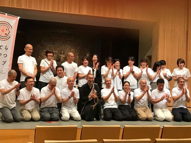 2017年5月に奈良・東大寺で開催された、おてらおやつクラブ活動報告会。前列右から5番目が松島靖朗さん、前列左から5番目が森本公穣さん、後列左から5番目が筆者（スタッフ撮影）