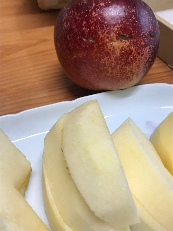 北沢さんご夫妻のところで出して頂いた、2種類の品種のりんご（筆者撮影）