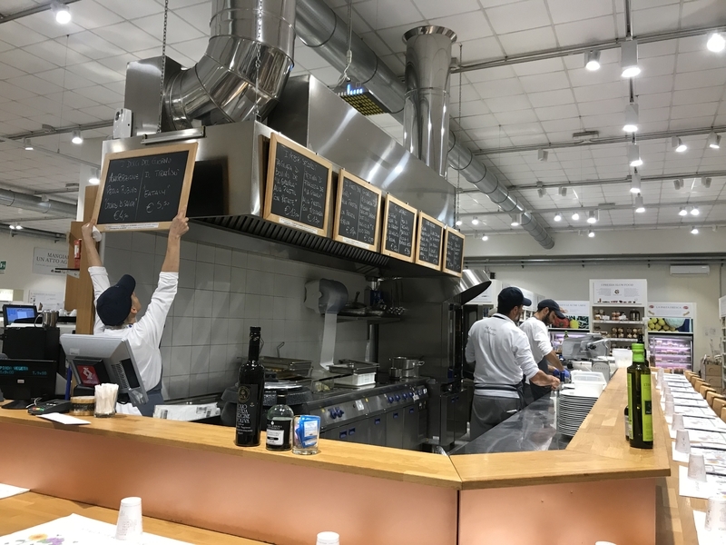 イータリーの店内では食事ができるコーナーがある。筆者撮影