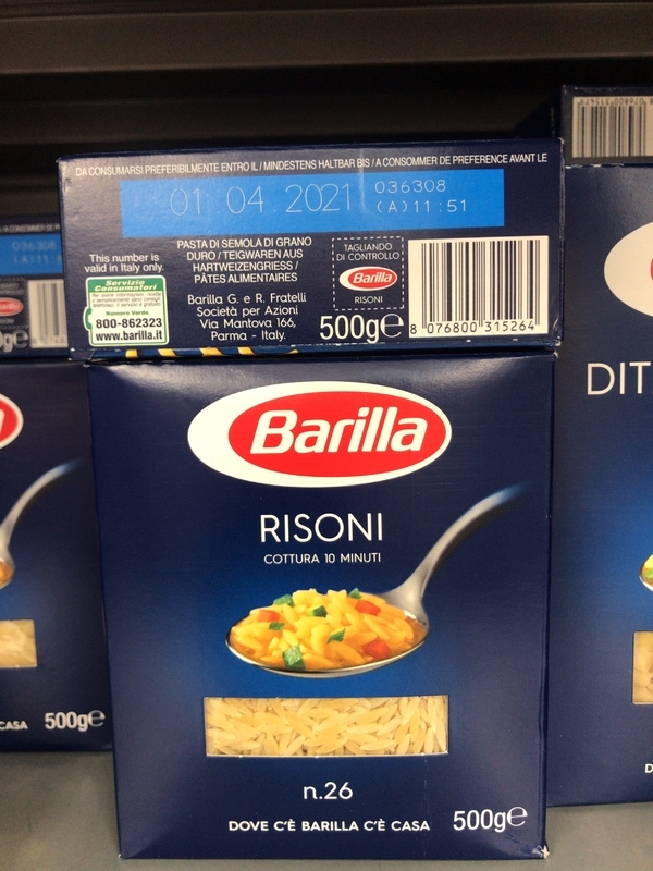 2021年4月1日という賞味期限表示が入った、バリラ社の製品。ミラノのCOOP店舗にて筆者撮影