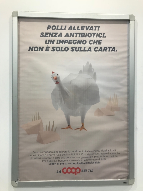 イタリア・ミラノのCOOPの店内に貼られていたポスター。鶏（にわとり）の飼い方について広報している（筆者撮影）