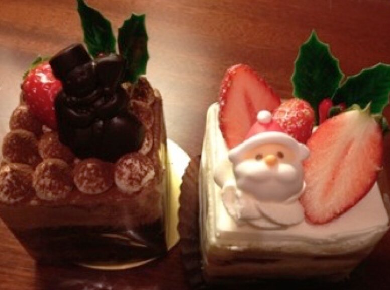 12月24日にクリスマスケーキをどうしても食べたかったら、丸い大きいものではなく、一人一つの小さいものを買うとか・・・（筆者撮影）
