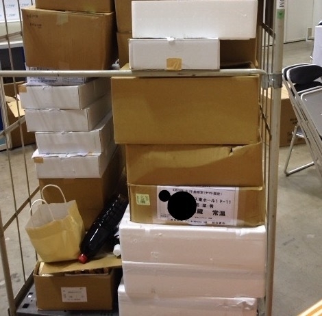 食品展示会で大量に余った食品を、最終日にフードバンクが引き取る。このような仕組みは、全国で、毎回行われるわけではない(筆者撮影)