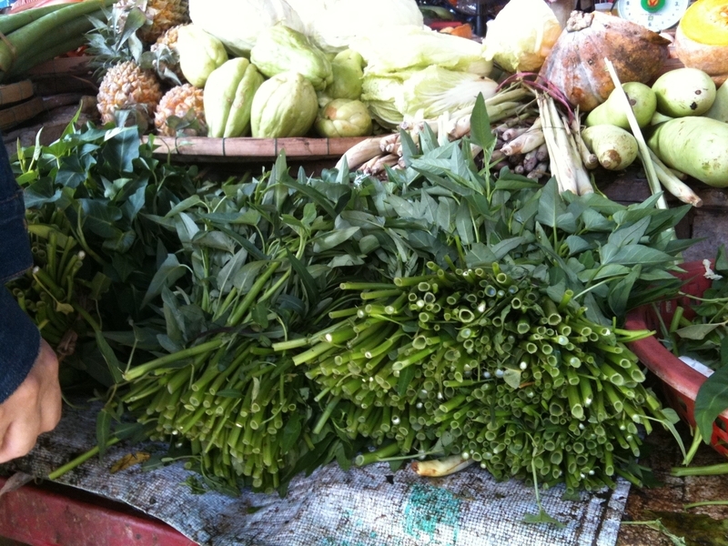 ベトナムの市場。茎に穴が空いた空芯菜（くうしんさい）はじめ、多くの種類の青菜がある（筆者撮影）