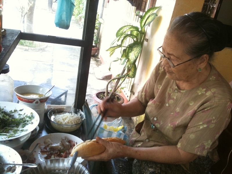 ベトナムでバインミー（ベトナム風サンドウィッチ）を作る女性（筆者撮影）