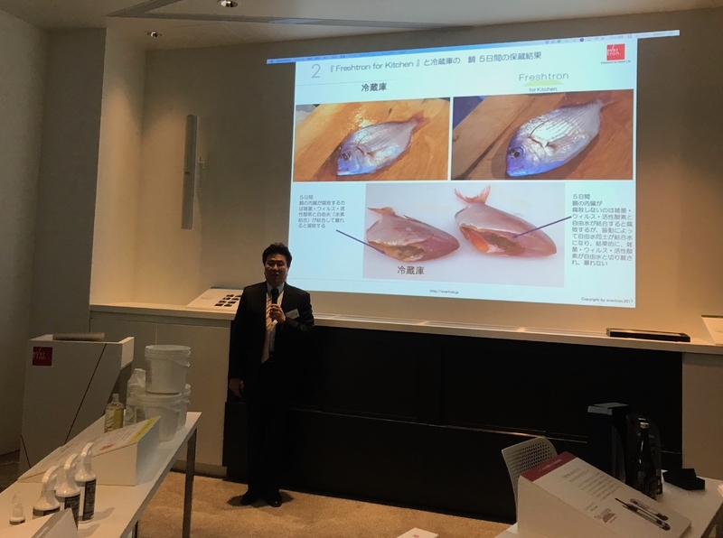 2018年12月14日、株式会社エバートロン製品発表会で説明する、代表取締役の田中久雄氏。左は一般の冷蔵庫で保存したタイ、右がフレッシュトロンで保存したタイ。内臓の鮮度を保つことができている（筆者撮影）