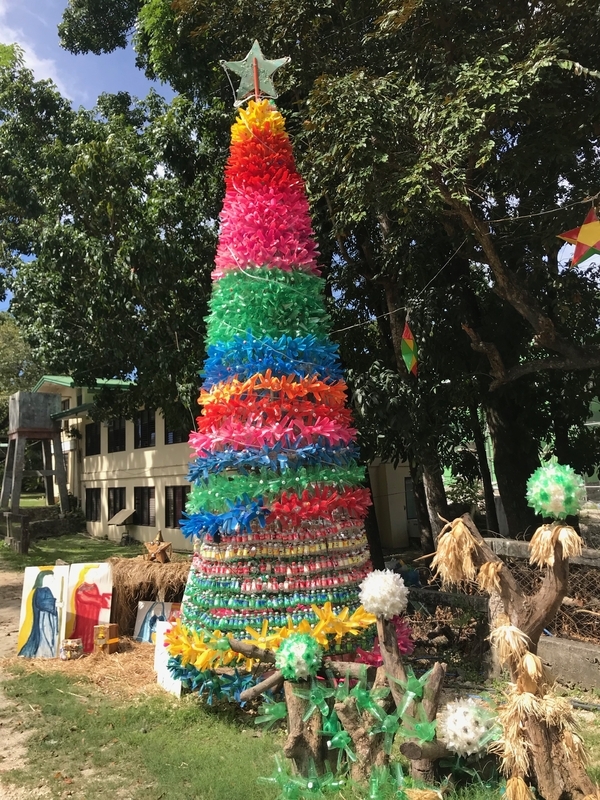 2019年1月、フィリピンの小さな島に飾られていたクリスマスツリー（筆者撮影）