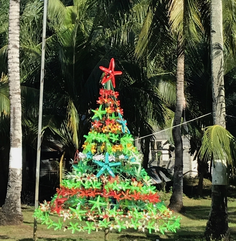 2019年1月、フィリピンの小さな島に飾られていたクリスマスツリー（筆者撮影）