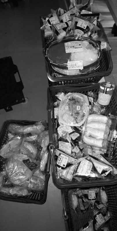 コンビニで毎日廃棄される食品(コンビニオーナー提供、筆者が白黒加工)