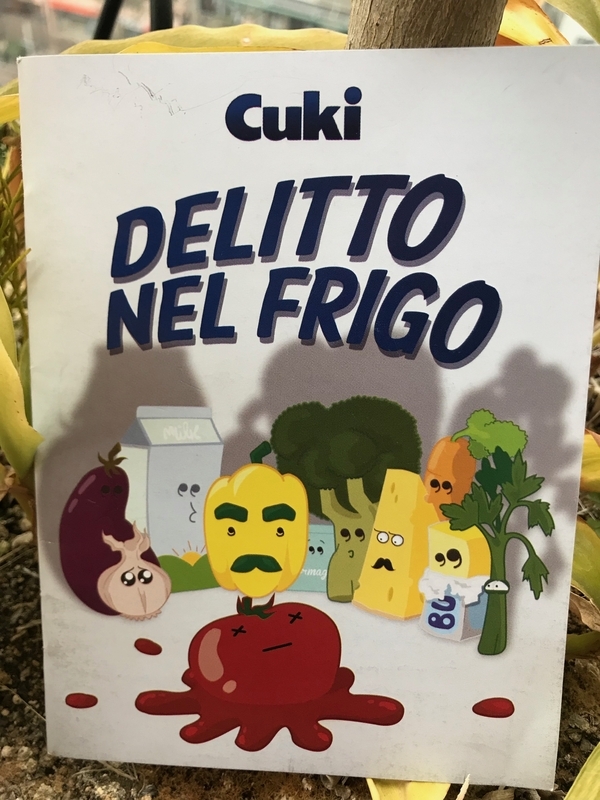 イタリア・CUKI社が制作した、食品ロスを減らすため、家庭での食材の保存方法を啓発するための冊子（筆者撮影）