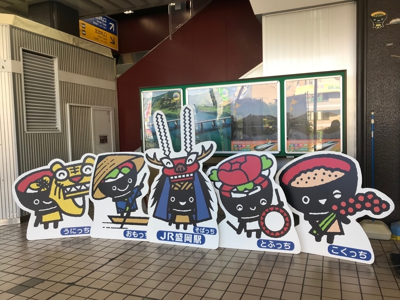 JR盛岡駅構内に展示されたキャラクター（筆者撮影）