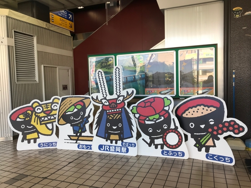 JR盛岡駅構内に展示されたキャラクター(筆者撮影)