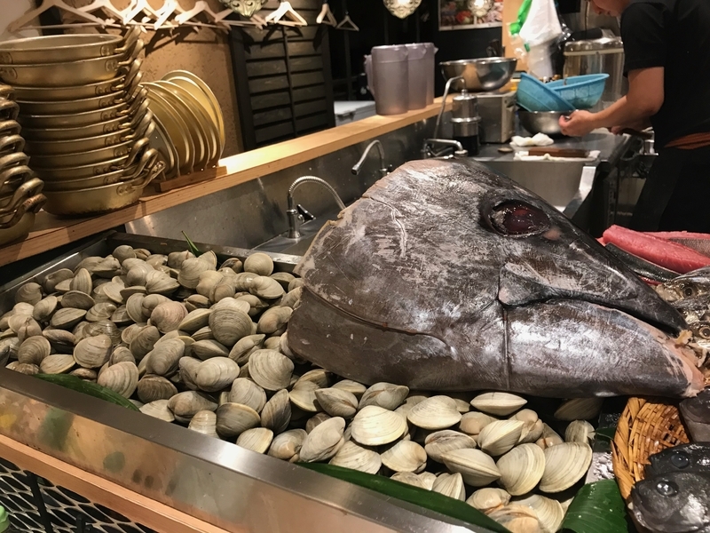 ハマグリの粒の大きさが揃わないもの、大き過ぎる魚は出荷されない、あるいはセリで売れ残って処分される。そんな規格外の魚を仕入れているのが東京駅丸の内北口のビル地下一階にある「魚治（うおはる）」（筆者撮影）