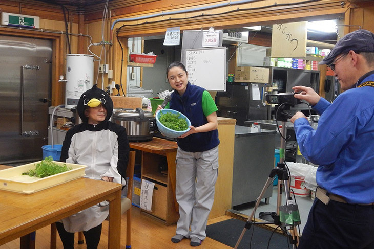 小笠原小学校と中継しての「南極教室」。調理隊員による水耕栽培で野菜を作っていることの紹介をしている（国立極地研究所HP「昭和基地NOW！！」2016年5月14日付より）
