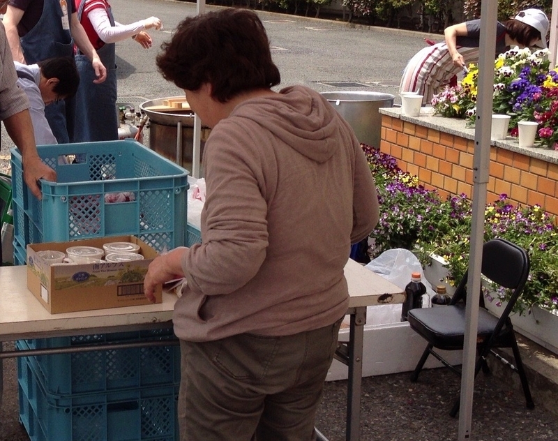 2011年5月、福島県の方が避難する埼玉県の避難所で炊き出しの料理を取りに来た被災者の方（筆者撮影）