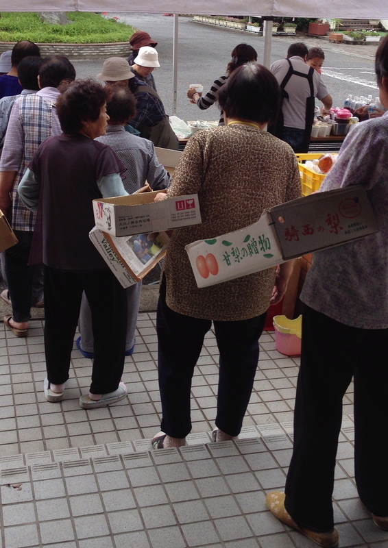 2012年7月、福島県の方が避難する避難所で炊き出しに並ぶ方たち（筆者撮影）