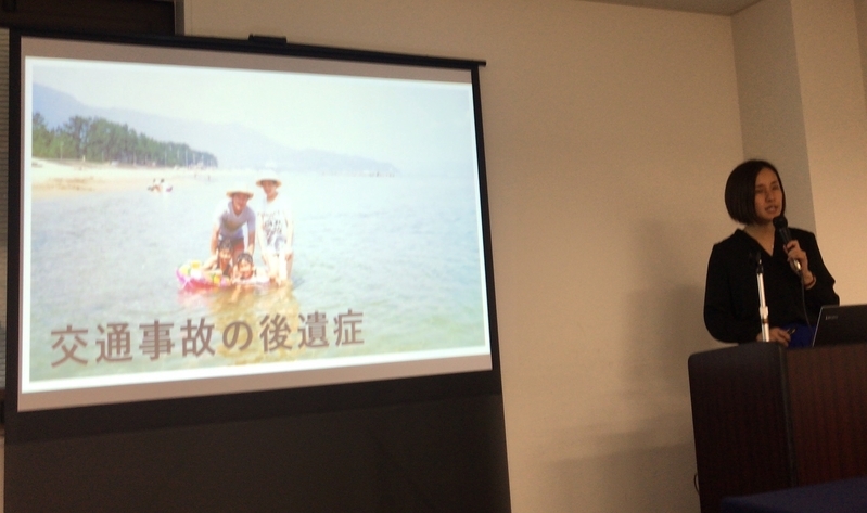 父親の交通事故について語る中村さん(筆者撮影)