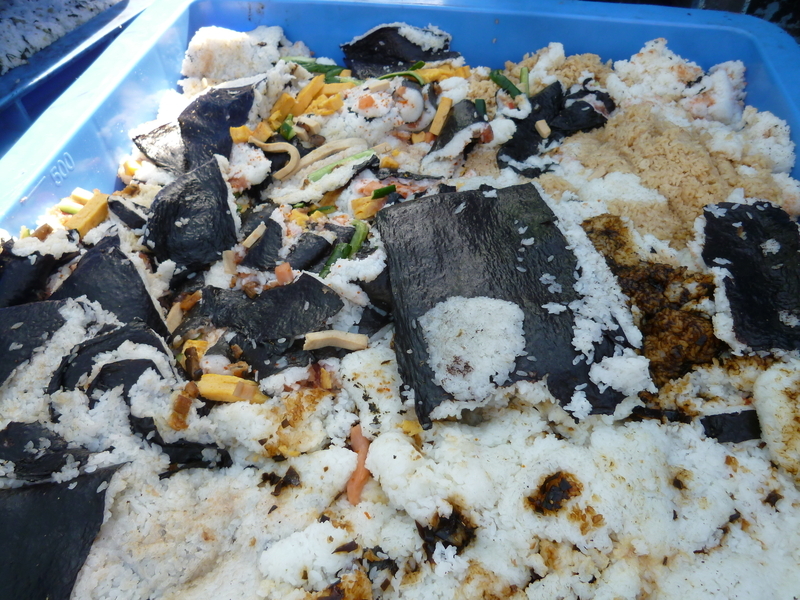 コンビニの弁当を作る製造工場などから出された、食べられることなく処分される弁当やおにぎり、恵方巻き(日本フードエコロジーセンター提供)