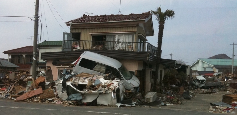 2011年、東日本大震災の翌月も、押しつぶされた車と家が残っていた（筆者撮影）