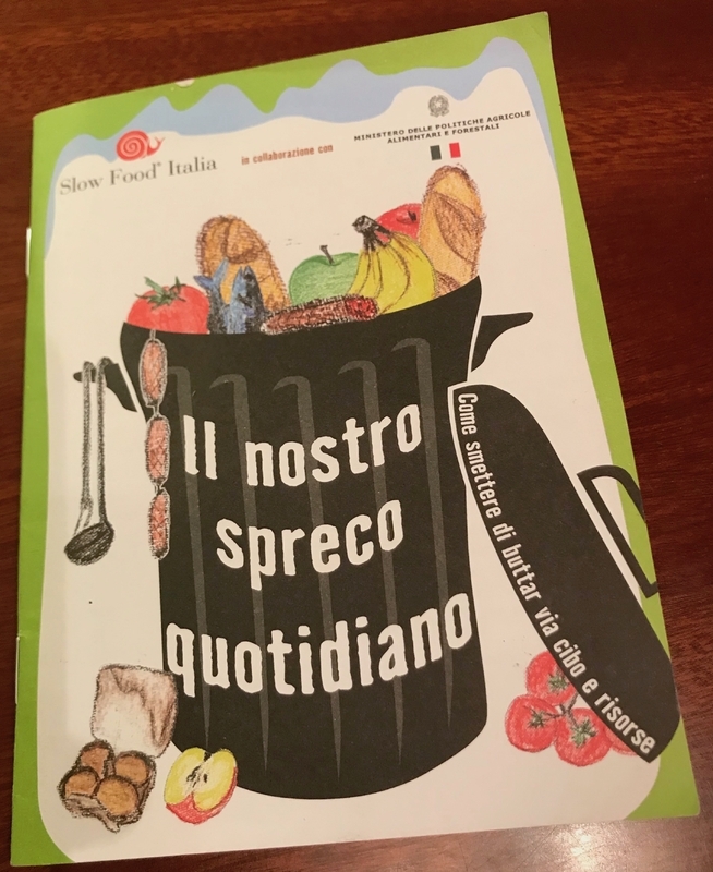 イタリア政府（農業政策省）がボローニャ大学教授やスローフードイタリアとともに制作した、食品ロス削減のためのリーフレット（筆者撮影）