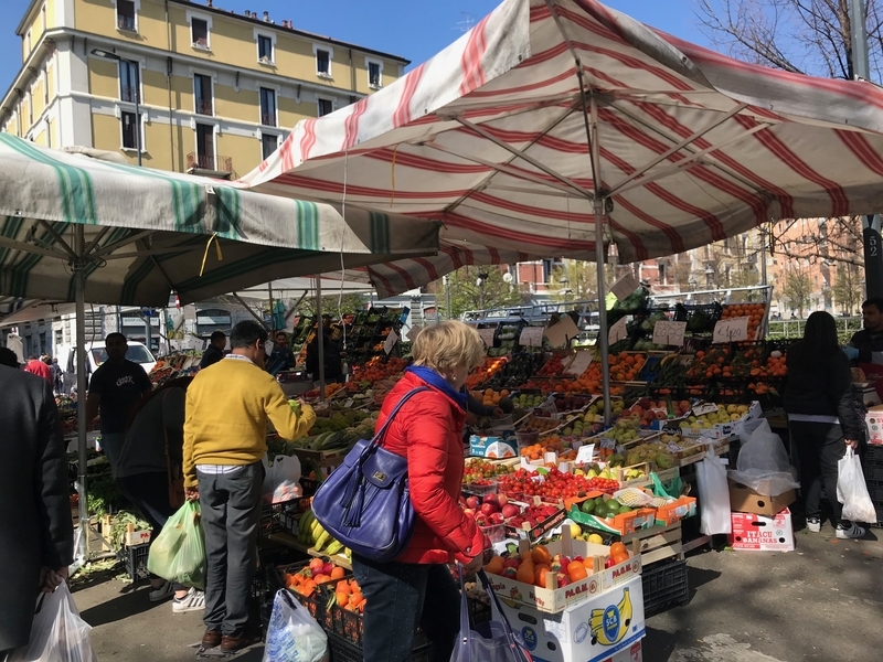 イタリア・ミラノの市場（筆者撮影）