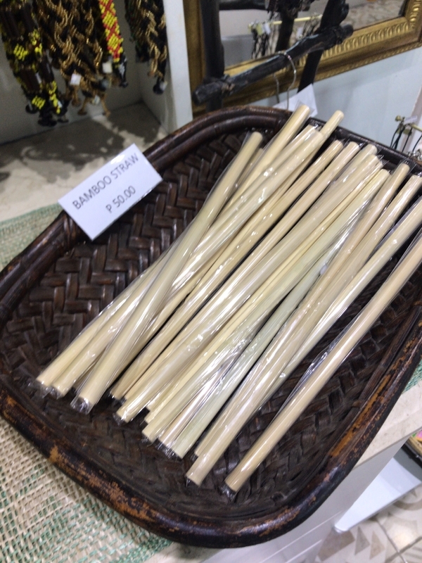 フィリピン・セブ空港内の民芸品店で販売されている竹製ストロー。1本50ペソ（筆者撮影）