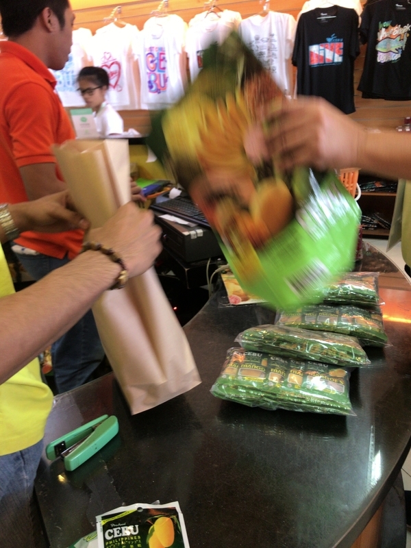 フィリピン・セブの大手マンゴー加工企業の販売店では、購入したドライマンゴーを入れるのにプラ袋ではなく、紙袋を使っていた（筆者撮影）