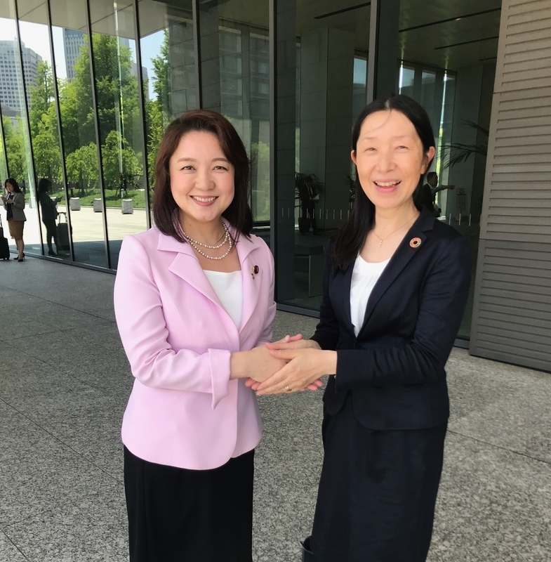 2019年5月24日、食品ロス削減法成立が決まった直後、竹谷とし子さん(左)と筆者(竹谷とし子事務所撮影)