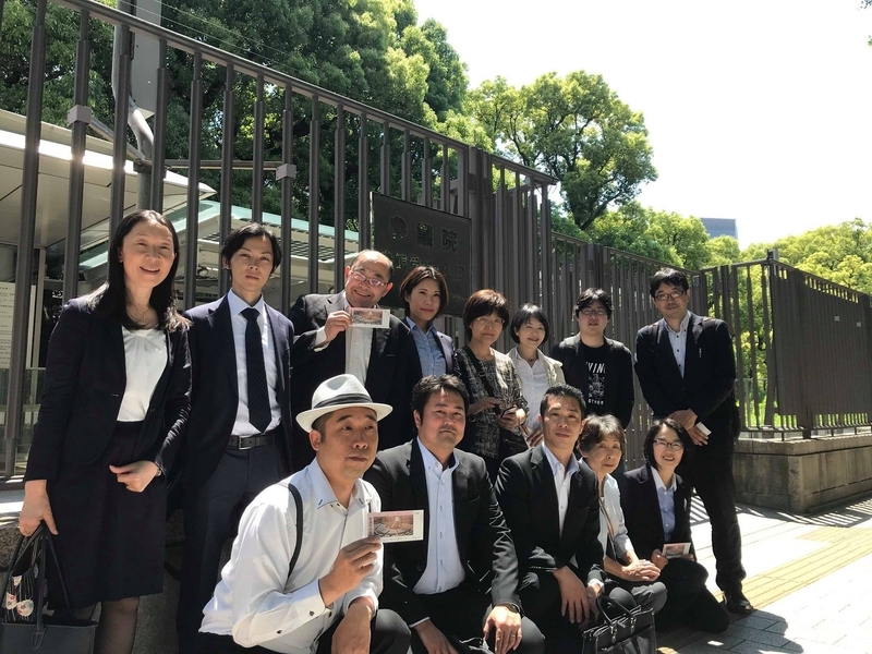 2019年5月24日、成立の瞬間、一緒に傍聴していた全国フードバンク推進協議会やフードバンク山梨、フードバンク岩手、もやいの皆さんと(筆者は後列左端、関係者撮影)