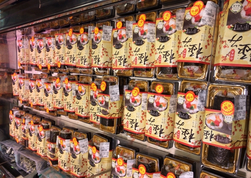 2月3日の閉店5分前、270本以上の恵方巻きが売れ残る百貨店(筆者撮影)