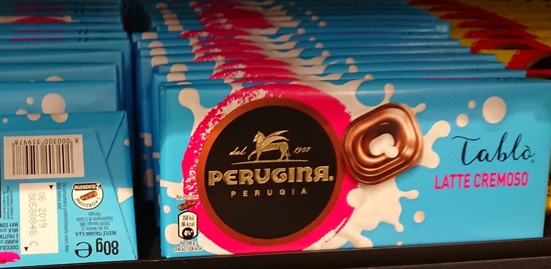 イタリア・ローマで販売されている菓子。左手の白枠内にある賞味期限は年月表示になっている（下田屋毅氏撮影）