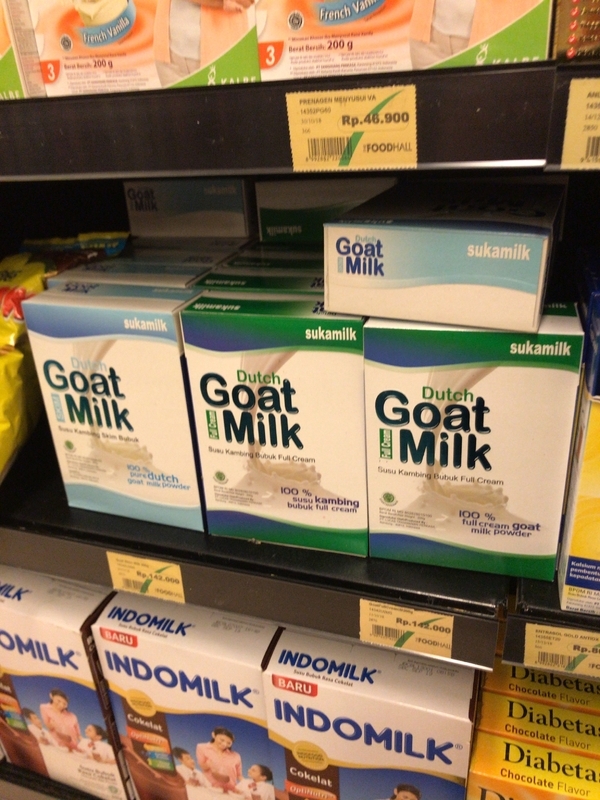 ジャカルタ市内のスーパーで販売される、ヤギ乳の粉ミルク（筆者撮影）