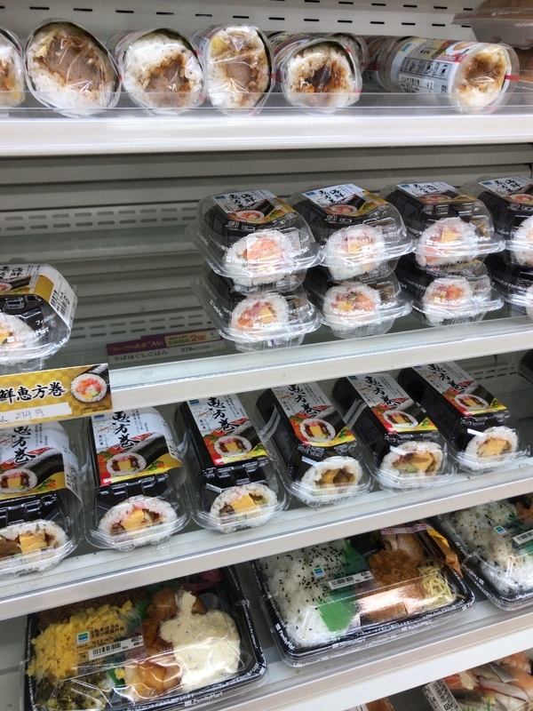2019年2月3日21時台、コンビニで売れ残る恵方巻き(筆者撮影)