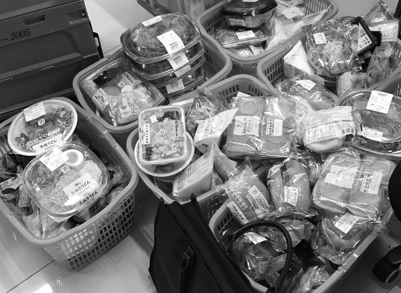 消費期限の手前にある「販売期限」が切れたため廃棄する弁当類(2019年3月、大手コンビニオーナー提供)