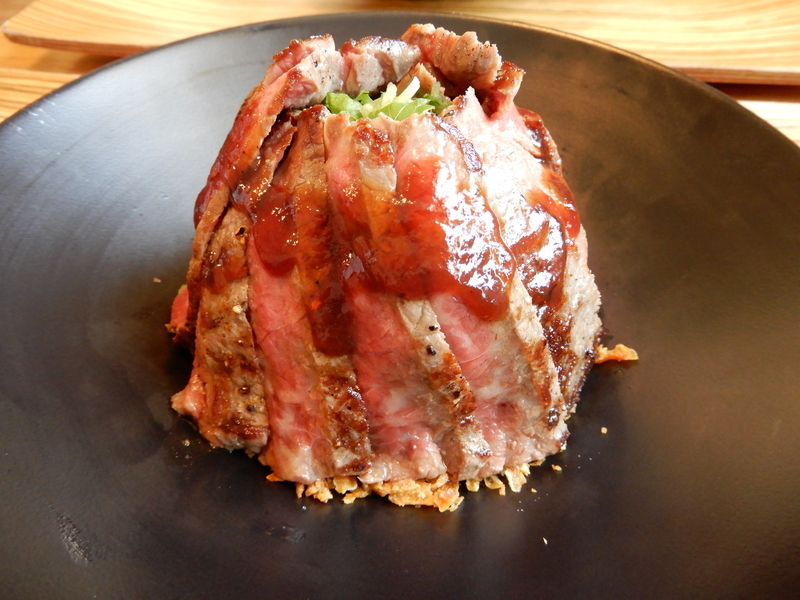 国産牛ステーキ丼（京都・佰食屋で、筆者撮影）