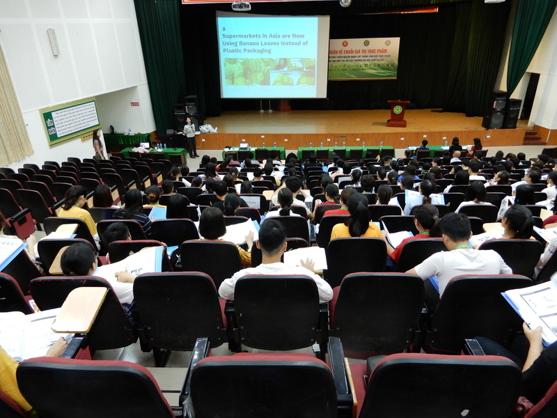 2019年6月24日、農林水産省ASEAN事業寄付講座の一環で、ベトナム王立農業大学の食品科学技術学部の学部2・3・4年生、院生200名と社会人へ、農産物を食品ロスにしないための商品開発ワークショップ（関係者撮影）