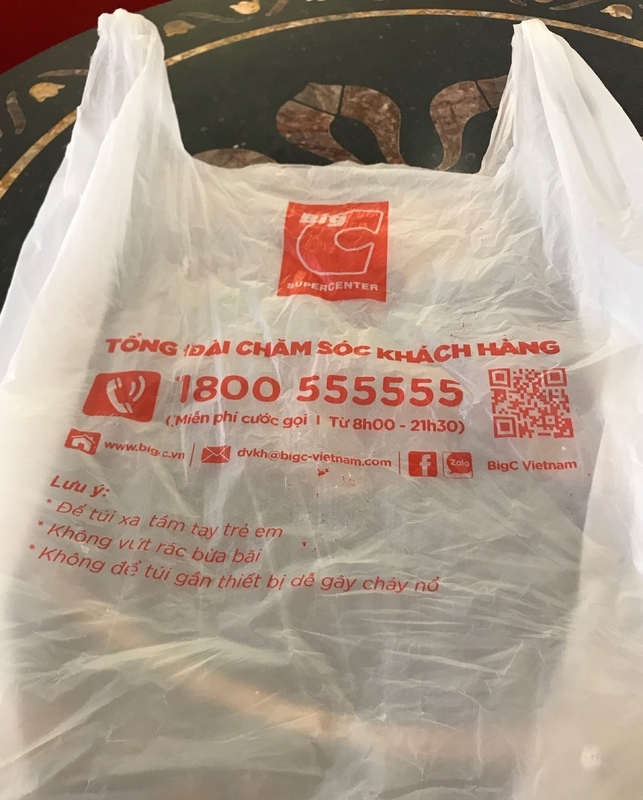 ベトナム・ハノイのBig Cスーパーマーケットの袋（筆者撮影）